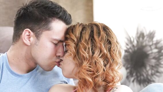 Рыжая русская девушка позволила своему парню трахнуть себя в попу